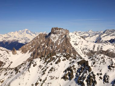 Tarentaise Vadisi 'ndeki Fransız Alpleri kayak merkezinin görüntüsü. Dünyanın en büyük bağlı kayak alanları olan Les Trois Valles 'in bir parçasıdır..