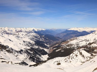 Tarentaise Vadisi 'ndeki Fransız Alpleri kayak merkezinin görüntüsü. Dünyanın en büyük bağlı kayak alanları olan Les Trois Valles 'in bir parçasıdır..