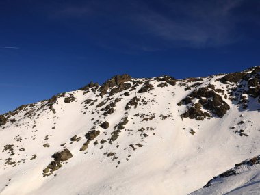 Tarentaise Vadisi 'ndeki Fransız Alpleri kayak merkezinin görüntüsü. Dünyanın en büyük bağlı kayak alanları olan Les Trois Valles 'in bir parçasıdır..