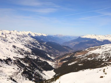 Tarentaise Vadisi 'ndeki Fransız Alpleri kayak merkezinin görüntüsü. Dünyanın en büyük bağlı kayak alanları olan Les Trois Valles 'in bir parçasıdır..