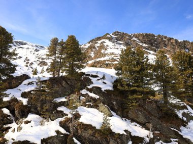 Tarentaise Vadisi 'ndeki Fransız Alpleri kayak merkezinin görüntüsü. Dünyanın en büyük bağlı kayak alanları olan Les Trois Valles 'in bir parçasıdır..
