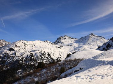 Tarentaise Vadisi 'ndeki Fransız Alpleri kayak merkezinin görüntüsü. Dünyanın en büyük bağlı kayak alanları olan Les Trois Valles 'in bir parçasıdır..