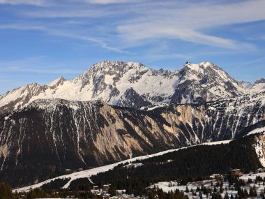 Tarentaise Vadisi 'ndeki Fransız Alpleri kayak merkezinin görüntüsü. Dünyanın en büyük bağlı kayak alanları olan Les Trois Valles 'in bir parçasıdır..