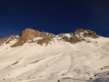 Tarentaise Vadisi 'ndeki Fransız Alpleri kayak merkezinin görüntüsü. Dünyanın en büyük bağlı kayak alanları olan Les Trois Valles 'in bir parçasıdır..