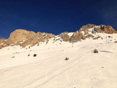 Tarentaise Vadisi 'ndeki Fransız Alpleri kayak merkezinin görüntüsü. Dünyanın en büyük bağlı kayak alanları olan Les Trois Valles 'in bir parçasıdır..