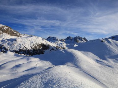 Tarentaise Vadisi 'ndeki Fransız Alpleri kayak merkezinin görüntüsü. Dünyanın en büyük bağlı kayak alanları olan Les Trois Valles 'in bir parçasıdır..
