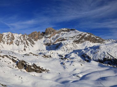 Tarentaise Vadisi 'ndeki Fransız Alpleri kayak merkezinin görüntüsü. Dünyanın en büyük bağlı kayak alanları olan Les Trois Valles 'in bir parçasıdır..