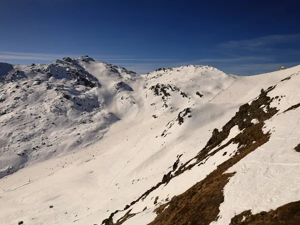 Tarentaise Vadisi 'ndeki Fransız Alpleri kayak merkezinin görüntüsü. Dünyanın en büyük bağlı kayak alanları olan Les Trois Valles 'in bir parçasıdır..