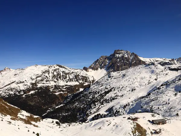 Tarentaise Vadisi 'ndeki Fransız Alpleri kayak merkezinin görüntüsü. Dünyanın en büyük bağlı kayak alanları olan Les Trois Valles 'in bir parçasıdır..
