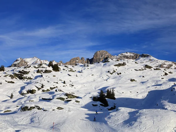 Tarentaise Vadisi 'ndeki Fransız Alpleri kayak merkezinin görüntüsü. Dünyanın en büyük bağlı kayak alanları olan Les Trois Valles 'in bir parçasıdır..