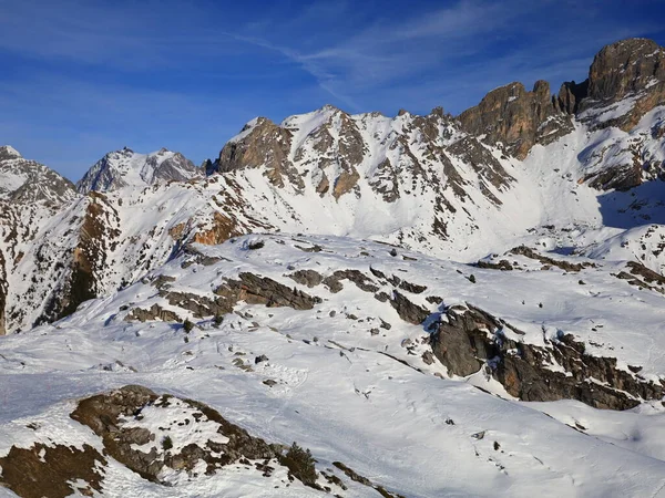 Tarentaise Vadisi 'ndeki Fransız Alpleri kayak merkezinin görüntüsü. Dünyanın en büyük bağlı kayak alanları olan Les Trois Valles 'in bir parçasıdır..