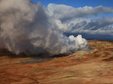 Gunnuhver, Reykjanes Yarımadası 'nın güneybatısındaki çamur havuzlarının ve buhar bacalarının son derece aktif bir jeotermal alanıdır..
