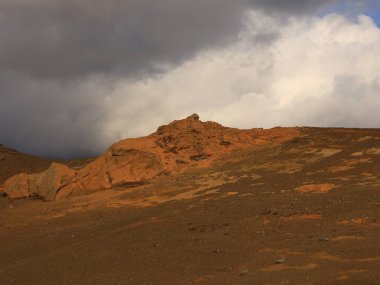 Gunnuhver, Reykjanes Yarımadası 'nın güneybatısındaki çamur havuzlarının ve buhar bacalarının son derece aktif bir jeotermal alanıdır..