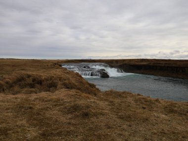 Ytri-Ranga 'daki Aegissifoss şelalesi Hella nehrinin birkaç kilometre aşağısında.