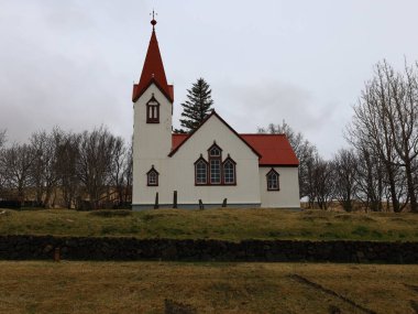 İzlanda 'nın güneyinde Hvolsvollur' un yanındaki kiliseye bak. 