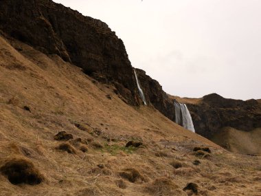 İzlanda 'nın güneyinde, Seljalandsfoss şelalesinin yanında bir şelale manzarası