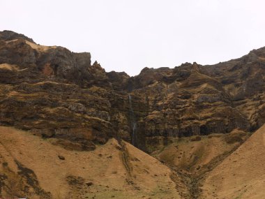 İzlanda 'nın güneyinde, Seljalandsfoss şelalesinin yanında bir şelale manzarası