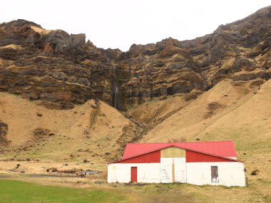 İzlanda 'nın güneyinde, Seljalandsfoss şelalesinin yanında bir şelale manzarası