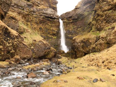 İzlanda 'nın güneyinde, Seljalandsfoss şelalesinin yanında bir şelale manzarası