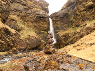 İzlanda 'nın güneyinde, Seljalandsfoss şelalesinin yanında bir şelale manzarası