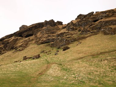Rutshellir mağarası tuhaf, büyük bir kaya tüy sütununda yer almaktadır. Kayalıklarda ve mağaralarda antik yerleşim yerleri var. 