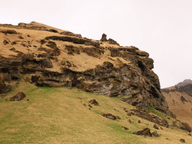 Rutshellir mağarası tuhaf, büyük bir kaya tüy sütununda yer almaktadır. Kayalıklarda ve mağaralarda antik yerleşim yerleri var. 