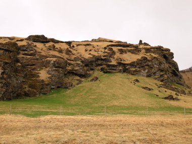 Rutshellir mağarası tuhaf, büyük bir kaya tüy sütununda yer almaktadır. Kayalıklarda ve mağaralarda antik yerleşim yerleri var. 
