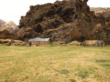 Rutshellir mağarası tuhaf, büyük bir kaya tüy sütununda yer almaktadır. Kayalıklarda ve mağaralarda antik yerleşim yerleri var. 