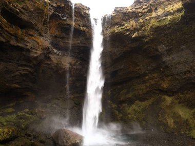 Kvernufoss Şelalesi 30 metre yüksekliğindeki güzel bir şelaledir. Güney İzlanda 'da bir vadide yarı gizli tutulur.