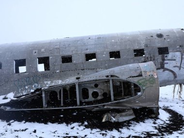 1973 'te bir ABD Donanma DC uçağının yakıtı bitti ve İzlanda' nın güney kıyısındaki Slheimasandur 'da kara plaja düştü.