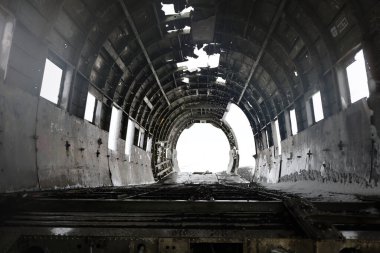 1973 'te bir ABD Donanma DC uçağının yakıtı bitti ve İzlanda' nın güney kıyısındaki Slheimasandur 'da kara plaja düştü.