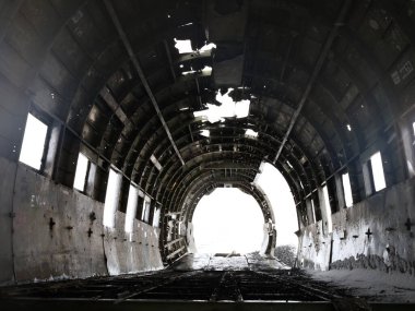 1973 'te bir ABD Donanma DC uçağının yakıtı bitti ve İzlanda' nın güney kıyısındaki Slheimasandur 'da kara plaja düştü.