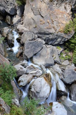 Haute-Savoie departmanındaki bir şelaleye bakın.