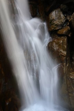 Haute-Savoie departmanındaki bir şelaleye bakın.