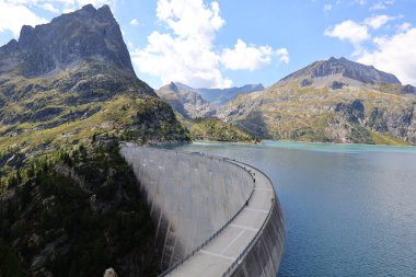 Emosson Barajı İsviçre 'nin Valais kantonunda bulunan hidroelektrik kasa tipi bir barajdır..