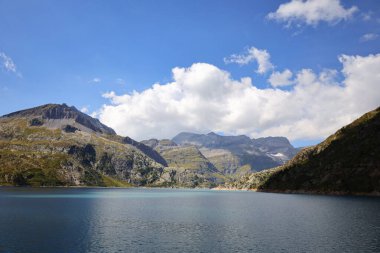 Emosson Barajı İsviçre 'nin Valais kantonunda bulunan hidroelektrik kasa tipi bir barajdır..