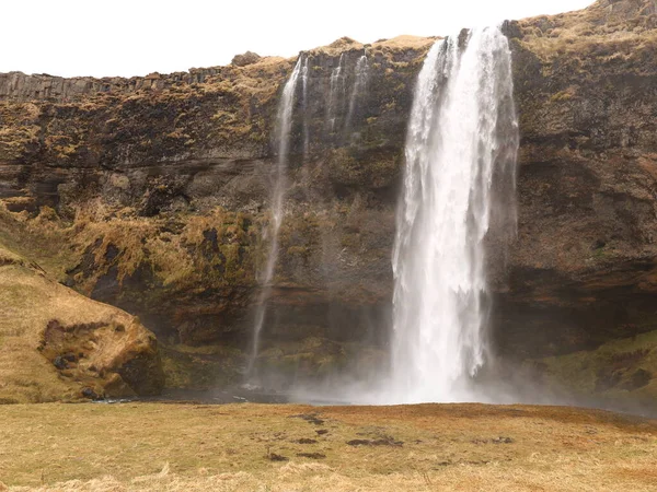 Seljalandsfoss İzlanda'daki bir şelale var. Seljalandsfoss doğru rota 1 tarafından İzlanda'daki güney bölgesinde yer alır 