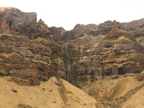 İzlanda 'nın güneyinde, Seljalandsfoss şelalesinin yanında bir şelale manzarası