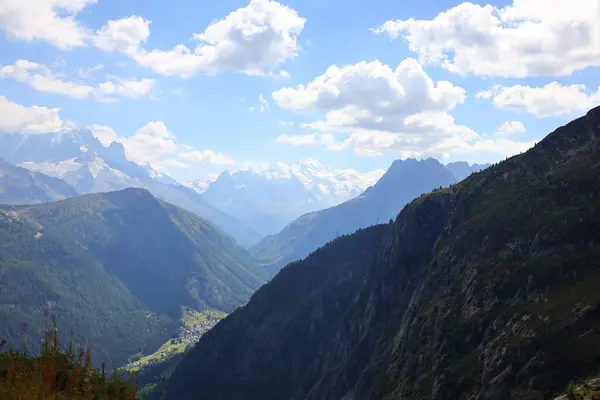 Mont Blanc in the Mont Blanc Massif, Alplerin en yüksek noktasıdır ve yüksekliği 4,806 metredir.