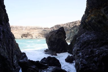 Ajuy mağaraları Fuerteventura adasında aynı isimde küçük bir kasabada yer almaktadır.