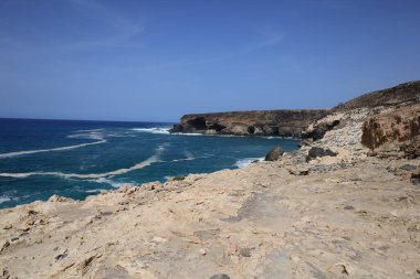 Ajuy mağaraları Fuerteventura adasında aynı isimde küçük bir kasabada yer almaktadır.