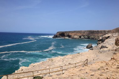 Ajuy mağaraları Fuerteventura adasında aynı isimde küçük bir kasabada yer almaktadır.