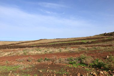 Lajares kasabası yakınlarındaki Fuerteventura adasının kuzeyindeki Bayuyo yanardağının görüntüsü,