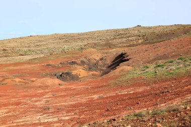 Lajares kasabası yakınlarındaki Fuerteventura adasının kuzeyindeki Bayuyo yanardağının görüntüsü,
