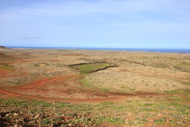 Lajares kasabası yakınlarındaki Fuerteventura adasının kuzeyindeki Bayuyo yanardağının görüntüsü,