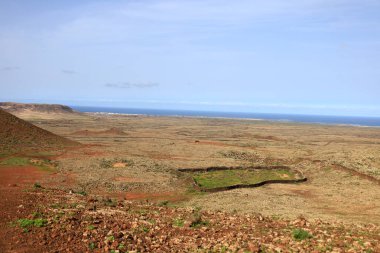 Lajares kasabası yakınlarındaki Fuerteventura adasının kuzeyindeki Bayuyo yanardağının görüntüsü,