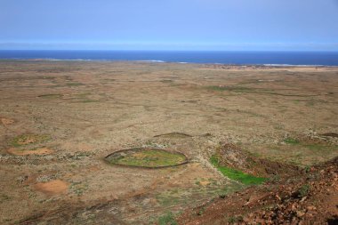 Lajares kasabası yakınlarındaki Fuerteventura adasının kuzeyindeki Bayuyo yanardağının görüntüsü,