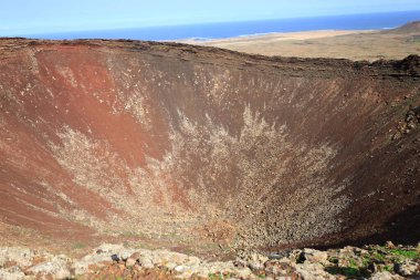 Lajares kasabası yakınlarındaki Fuerteventura adasının kuzeyindeki Bayuyo volkanı manzaralı.