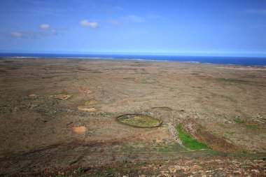 Lajares kasabası yakınlarındaki Fuerteventura adasının kuzeyindeki Bayuyo yanardağının görüntüsü,
