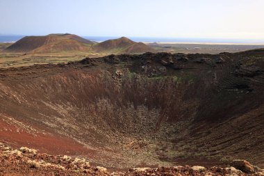 Lajares kasabası yakınlarındaki Fuerteventura adasının kuzeyindeki Bayuyo volkanı manzaralı.